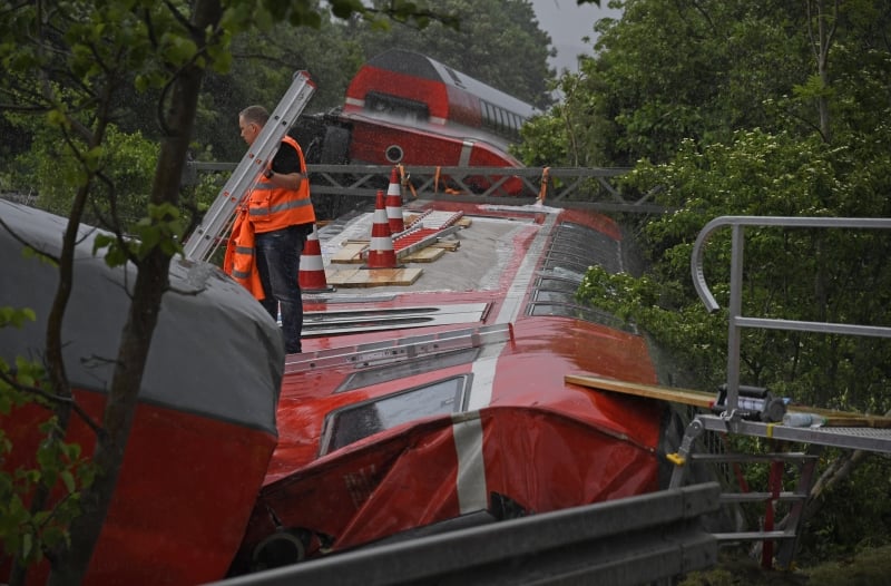 Fotos divulgadas pela mídia alemã mostram o trem descarrilado, com os vagões deitados em uma área arborizada e montanhosa