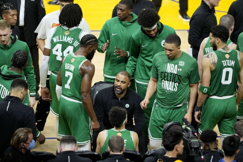 Liderados por Ime Udoka, os Celtics fecharam o jogo após um último quarto perfeito
