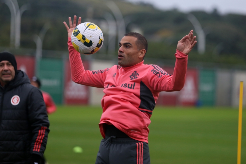 Após cumprir suspensão, Gabriel Mercado está de volta à zaga, ao lado de Vitão