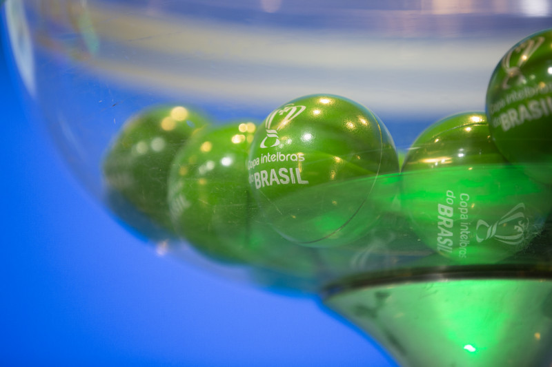 Diferente das oitavas de final, o sorteio desta ter&ccedil;a-feira n&atilde;o definiu cl&aacute;ssicos na pr&oacute;xima fase
