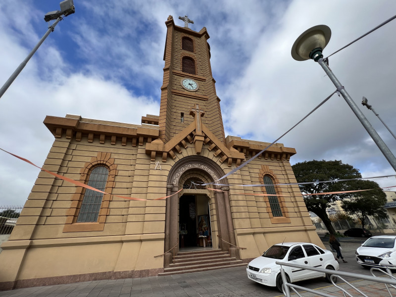 Paróquia apelou para doações de pães pelos moradores para manter a tradição da partilha.