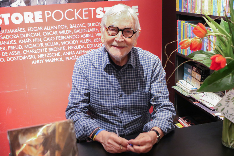 Fernando Ernesto Corrêa na sessão de autógrafos na PocketStore