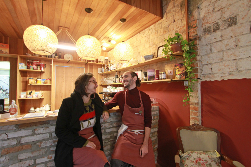 Fotos dos s&oacute;cios Roberta e Thibaud, donos do Caf&eacute; La Cabene Foto:  Andressa Pufal/JC