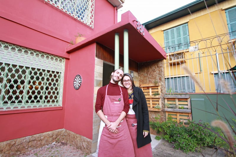 Thibaud e Roberta se conheceram na Colômbia em 2019 e agora administram juntos o Café La Cabane Foto:  Andressa Pufal/JC