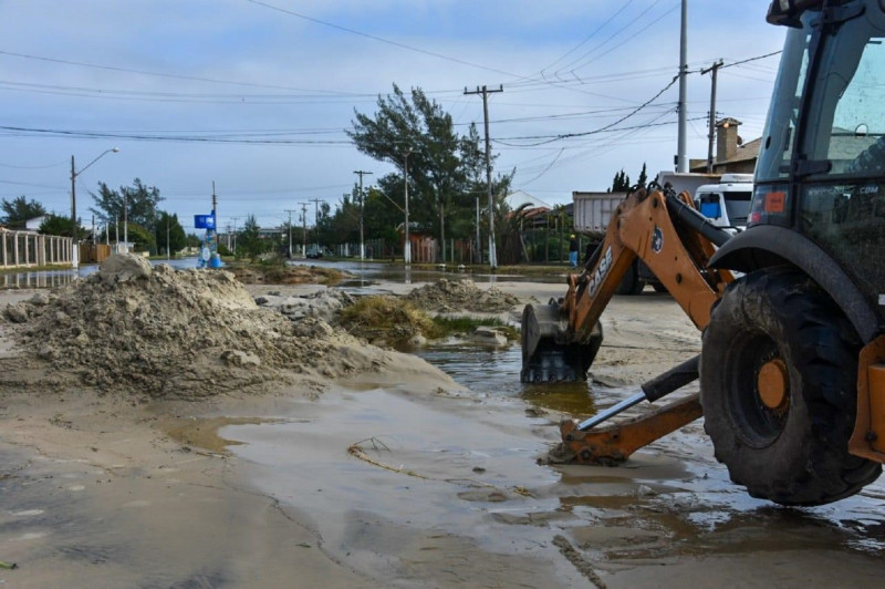 Força das ondas do mar levou areia para as ruas e causou alagamentos