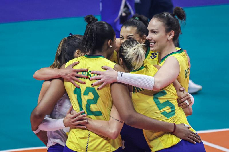 Apoiadas pela fanática torcida de Brasília, a seleção brasileira bateu a Holanda por 3 sets a 0
