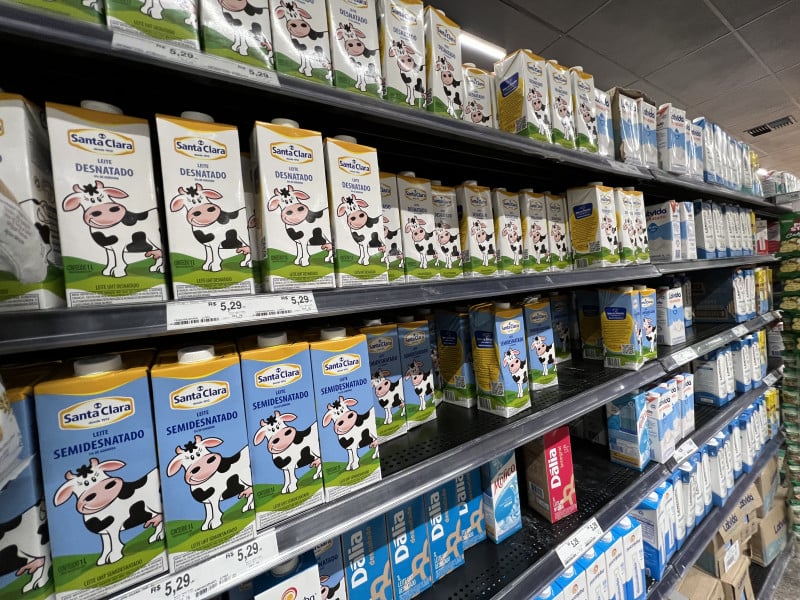 Litro de leite UHT supera os R$ 5,00 nos supermercados, com valores que ficam até acima 