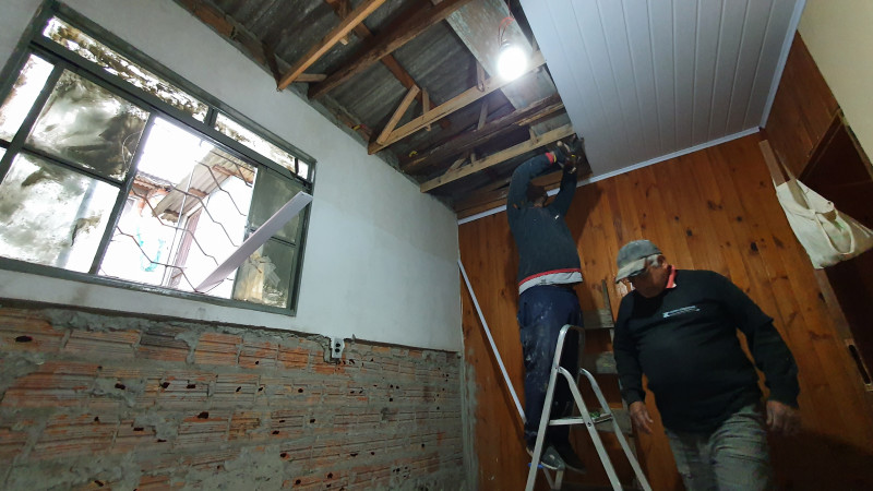 Quarto com problema de umidade ganhou novo forro e revestimento nas paredes em projeto do Instituto Vivenda
