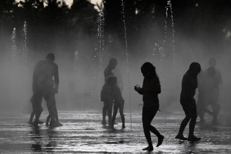 As temperaturas em Paris chegaram a 32ºC (90ºF) durante a tarde desta segunda-feira (25)