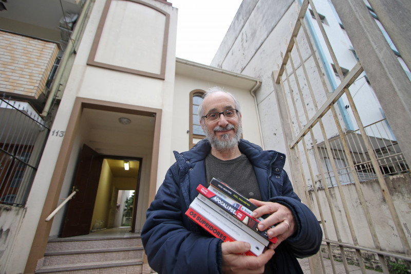Ribeiro prepara a nova casa da livraria, que ocupará um espaço três vezes maior que o atual