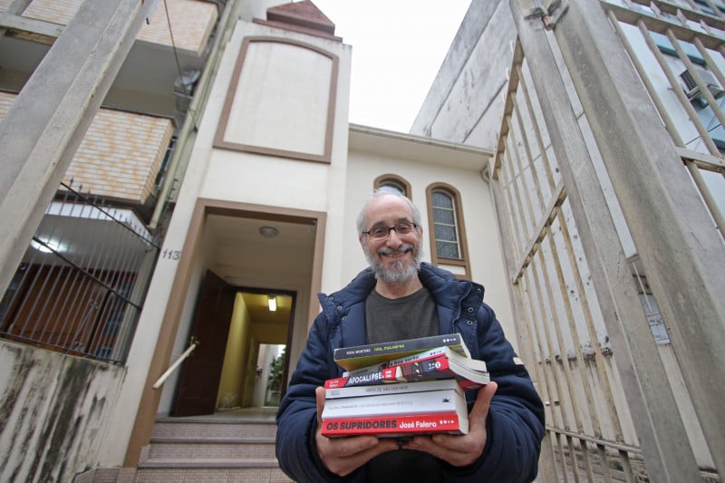 Milton Ribeiro explica que, em outros países, é comum encontrar livrarias instaladas em templos  Foto:  Luiza Prado/JC