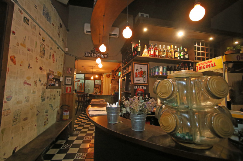 A decora&ccedil;&atilde;o do espa&ccedil;o foi inspirada no bairro Olivos, em Buenos Aires, conhecido pela sua gastronomia Foto:  Luiza Prado/JC