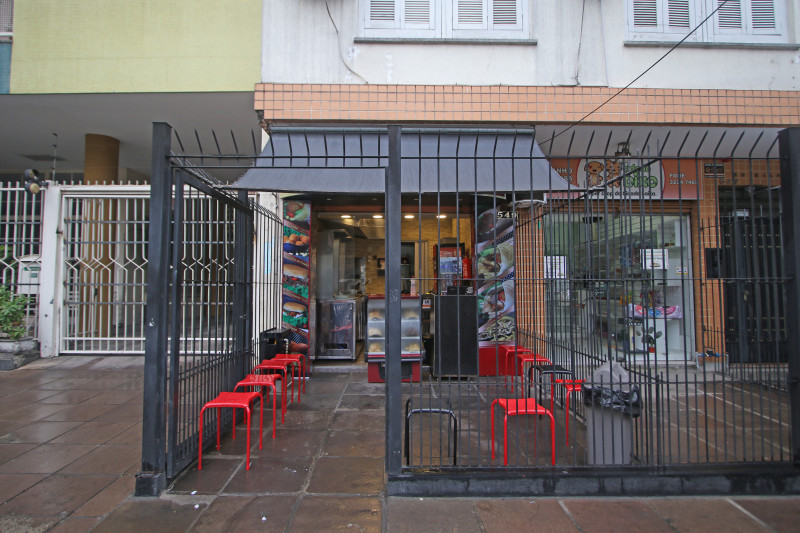 Feras Alazhar e Mostafa produzem os quitutes t&iacute;picos do pa&iacute;s que tiveram que abandonar devido &agrave; guerra Foto:  Luiza Prado/JC