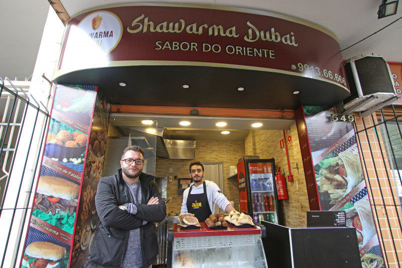 Produção do especial de bairros do GE no bairro Cidade Baixa
Na foto: Feras Alazhar e Mostafa, do Shawarma Dubai Foto:  Luiza Prado/JC