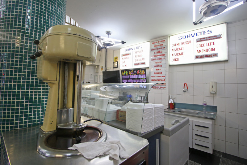 No meio do espaço da avenida José do Patrocínio, é possível ver a antiga máquina onde eram produzidos os sorvetes  Foto:  Luiza Prado/JC