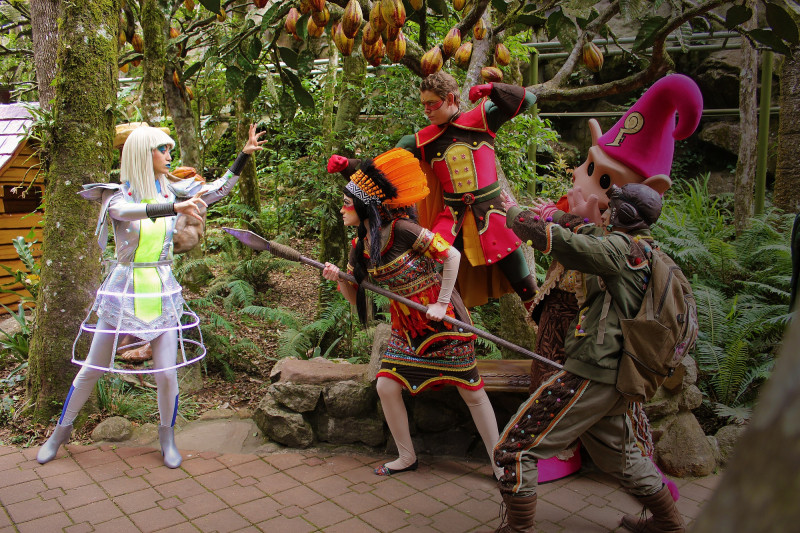 Entre as atrações do complexo de diversão, está o ataque de dona Eletrônica aos brinquedos