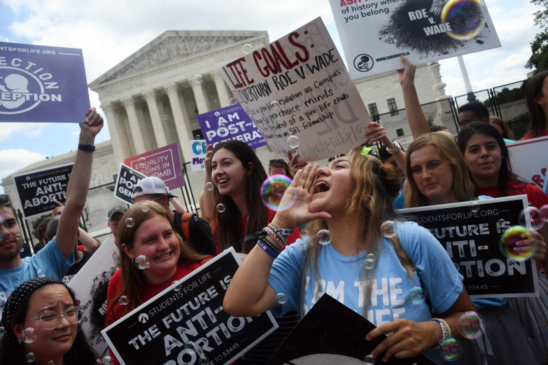 Manifestantes anti-aborto comemoraram a decisão do tribunal