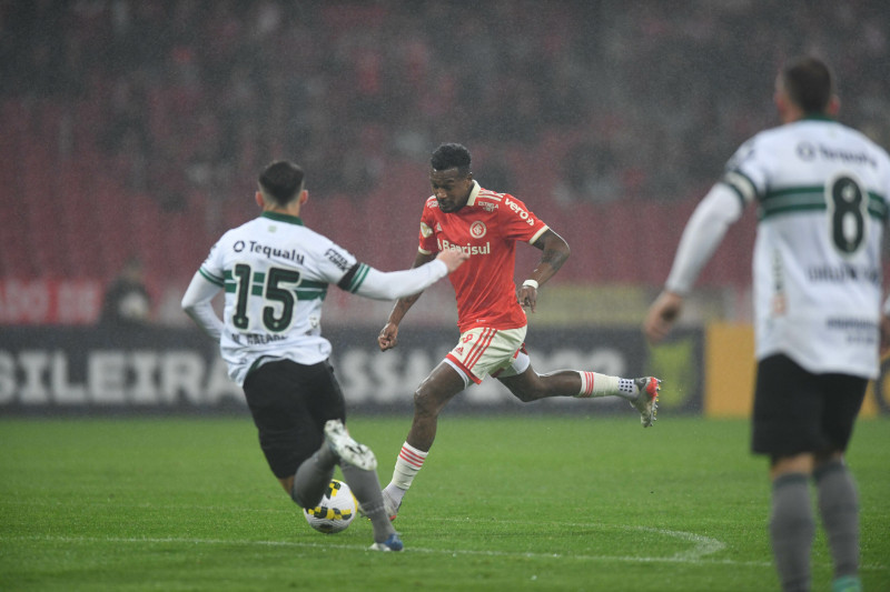 Edenilson foi o autor do segundo gol na vitória colorada na noite fria e chuvosa do Beira-Rio