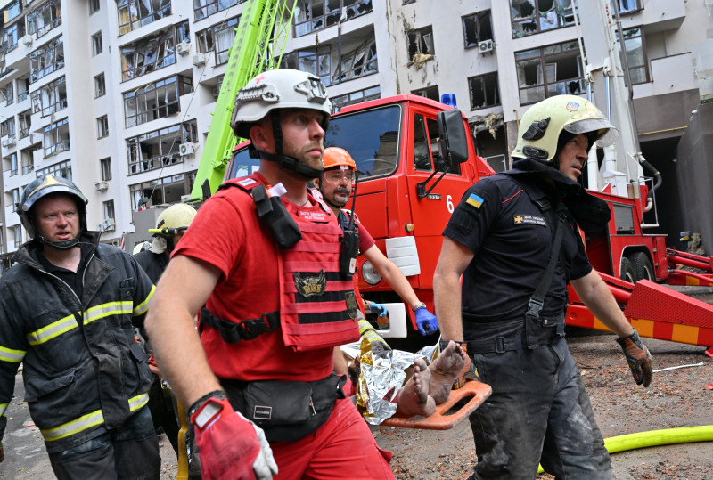 Segundo o prefeito de Kiev, ao menos quatro pessoas foram resgatadas dos escombros e hospitalizadas