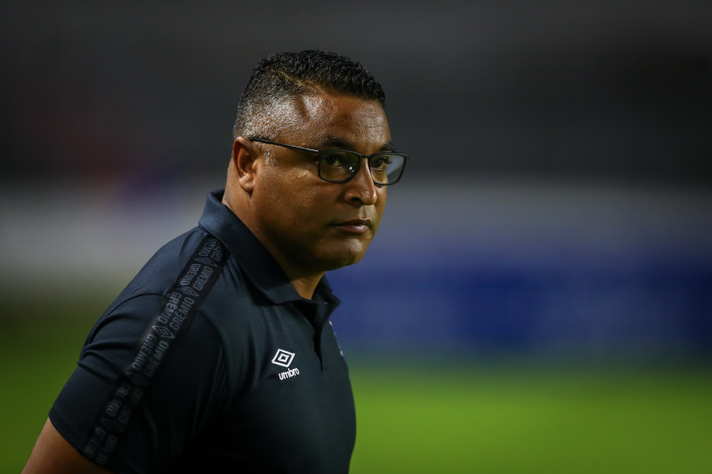 Técnico Roger Machado contou com o tropeço do Sport para se manter entre os quatro primeiros