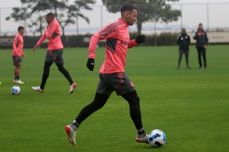 Sem dores na coxa e recuperado da gripe, Alan Patrick está de volta