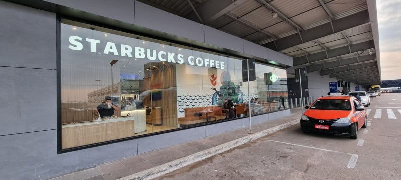 Nova unidade tem espaço para clientes tomarem café e curtirem o visual externo do terminal 