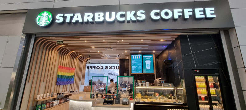 {'nm_midia_inter_thumb1':'https://www.jornaldocomercio.com/_midias/jpg/2022/06/27/206x137/1_whatsapp_image_2022_06_27_at_17_11_25-9670989.jpeg', 'id_midia_tipo':'2', 'id_tetag_galer':'', 'id_midia':'62ba1e2770a4f', 'cd_midia':9670989, 'ds_midia_link': 'https://www.jornaldocomercio.com/_midias/jpg/2022/06/27/whatsapp_image_2022_06_27_at_17_11_25-9670989.jpeg', 'ds_midia': 'Minuto Varejo - cafeteria Starbucks - aeroporto de Porto Alegre - Salgado Filho - loja check-in - embarques domésticos - rede - gastronomia - bandeira arco-íris - Orgulho LGBTQIA+ ', 'ds_midia_credi': 'PATRÍCIA COMUNELLO/ESPECIAL/JC', 'ds_midia_titlo': 'Minuto Varejo - cafeteria Starbucks - aeroporto de Porto Alegre - Salgado Filho - loja check-in - embarques domésticos - rede - gastronomia - bandeira arco-íris - Orgulho LGBTQIA+ ', 'cd_tetag': '1', 'cd_midia_w': '800', 'cd_midia_h': '360', 'align': 'Left'}