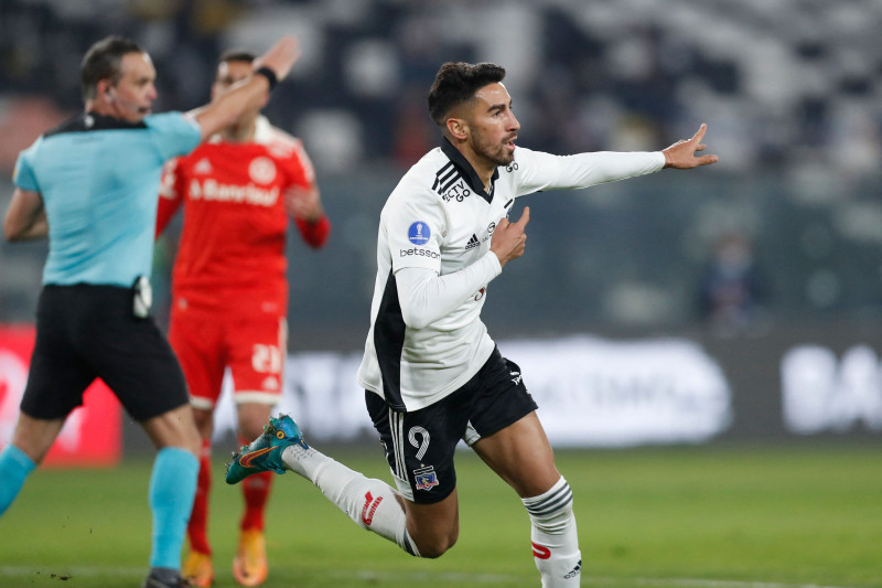 Após falha defensiva de Heitor, Lucero abriu o caminho para a vitória chilena em Santiago