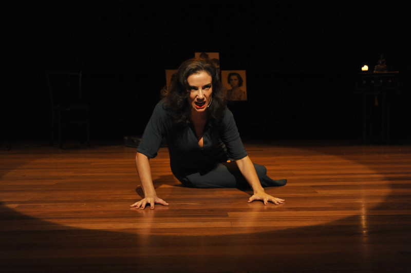 Aos 48 anos, 30 de profissão, a atriz encara o passar dos anos com serenidade, mas também com inquietude 