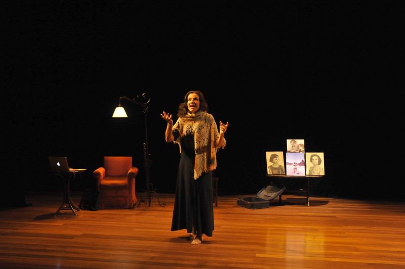 O térreo do casarão onde reside a atriz virou espaço para oficinas e apresentações, enquanto nos fundos funciona um restaurante comandado por seu marido