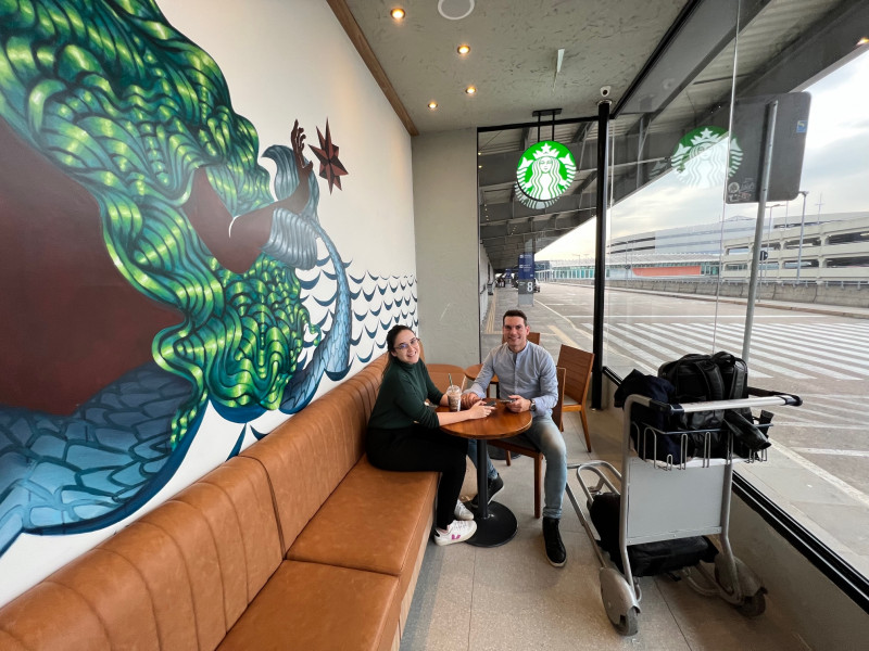 {'nm_midia_inter_thumb1':'https://www.jornaldocomercio.com/_midias/jpg/2022/06/28/206x137/1_img_3169-9671303.jpg', 'id_midia_tipo':'2', 'id_tetag_galer':'', 'id_midia':'62bb112f9e8c4', 'cd_midia':9671303, 'ds_midia_link': 'https://www.jornaldocomercio.com/_midias/jpg/2022/06/28/img_3169-9671303.jpg', 'ds_midia': 'Minuto Varejo - cafeteria Starbucks - aeroporto de Porto Alegre - Salgado Filho - loja check-in - embarques domésticos - rede - gastronomia - casal de turistas de Recife - advogados Ana Laís Ribeiro e Kennyo Freitas ', 'ds_midia_credi': 'PATRÍCIA COMUNELLO/ESPECIAL/JC', 'ds_midia_titlo': 'Minuto Varejo - cafeteria Starbucks - aeroporto de Porto Alegre - Salgado Filho - loja check-in - embarques domésticos - rede - gastronomia - casal de turistas de Recife - advogados Ana Laís Ribeiro e Kennyo Freitas ', 'cd_tetag': '1', 'cd_midia_w': '800', 'cd_midia_h': '600', 'align': 'Left'}