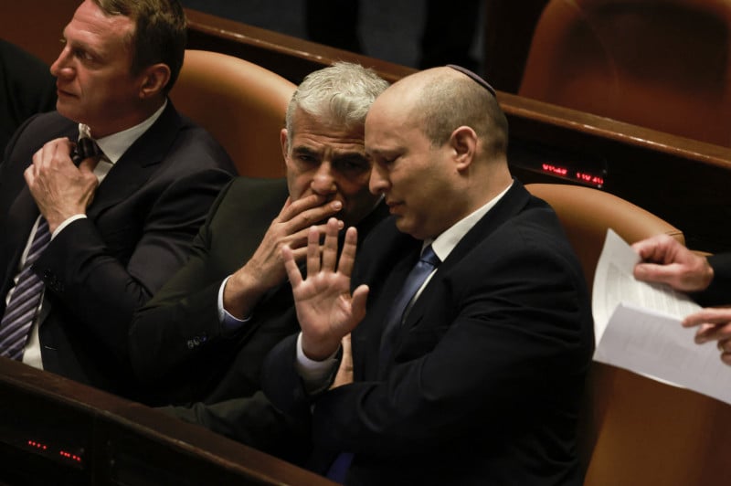 Bennett (d) será substituído até as eleições pelo centrista Yair Lapid, atual chanceler