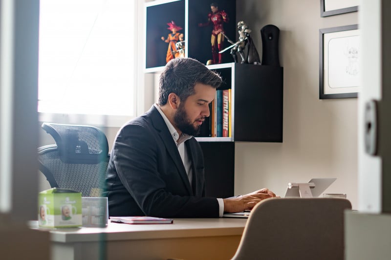 Dinho Medeiros, CEO da Caricanecas, começou o negócio porque adorava desenhar quando criança Foto: CARICANECAS/DIVULGAÇÃO/JC