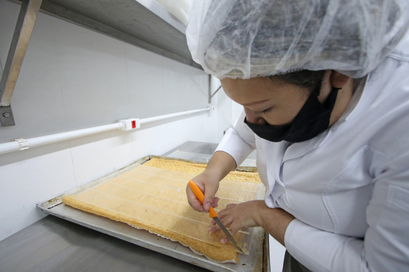 {'nm_midia_inter_thumb1':'https://www.jornaldocomercio.com/_midias/jpg/2022/06/30/206x137/1_lp_300622___fabrica_press__16_-9673671.jpg', 'id_midia_tipo':'2', 'id_tetag_galer':'', 'id_midia':'62bdce228ce86', 'cd_midia':9673671, 'ds_midia_link': 'https://www.jornaldocomercio.com/_midias/jpg/2022/06/30/lp_300622___fabrica_press__16_-9673671.jpg', 'ds_midia': 'Massa é cortada milimetricamente para seguir padrão de 7x7 centímetros', 'ds_midia_credi': 'Luiza Prado/JC', 'ds_midia_titlo': 'Massa é cortada milimetricamente para seguir padrão de 7x7 centímetros', 'cd_tetag': '1', 'cd_midia_w': '800', 'cd_midia_h': '533', 'align': 'Left'}