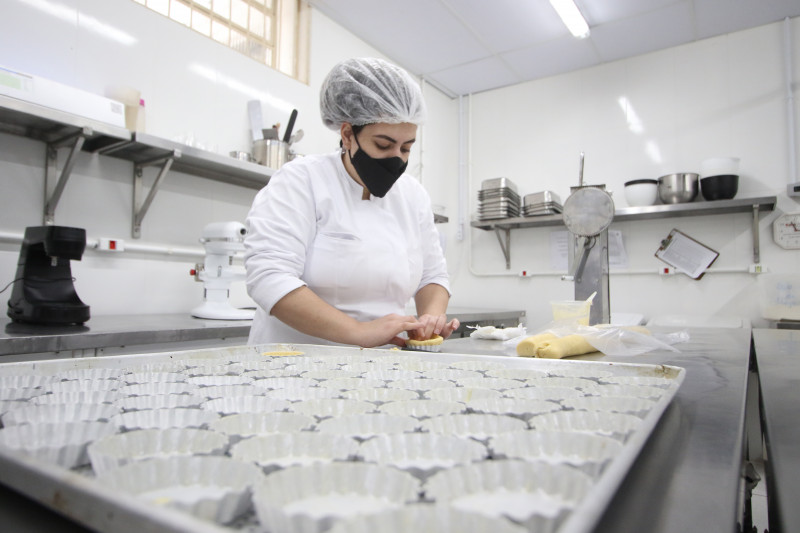 {'nm_midia_inter_thumb1':'https://www.jornaldocomercio.com/_midias/jpg/2022/06/30/206x137/1_lp_300622___fabrica_press__22_-9673707.jpg', 'id_midia_tipo':'2', 'id_tetag_galer':'', 'id_midia':'62bdce228ce86', 'cd_midia':9673707, 'ds_midia_link': 'https://www.jornaldocomercio.com/_midias/jpg/2022/06/30/lp_300622___fabrica_press__22_-9673707.jpg', 'ds_midia': 'São quase 20 pessoas envolvidas na elaboração das linhas de produtos ', 'ds_midia_credi': 'Luiza Prado/JC', 'ds_midia_titlo': 'São quase 20 pessoas envolvidas na elaboração das linhas de produtos ', 'cd_tetag': '1', 'cd_midia_w': '800', 'cd_midia_h': '533', 'align': 'Left'}