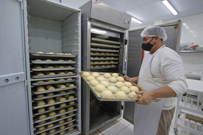 {'nm_midia_inter_thumb1':'https://www.jornaldocomercio.com/_midias/jpg/2022/06/30/206x137/1_lp_300622___fabrica_press__6_-9673611.jpg', 'id_midia_tipo':'2', 'id_tetag_galer':'', 'id_midia':'62bdce228ce86', 'cd_midia':9673611, 'ds_midia_link': 'https://www.jornaldocomercio.com/_midias/jpg/2022/06/30/lp_300622___fabrica_press__6_-9673611.jpg', 'ds_midia': 'Pães dos lanches do Ô Xiss são assados e enviados diariamente às lojas', 'ds_midia_credi': 'Luiza Prado/JC', 'ds_midia_titlo': 'Pães dos lanches do Ô Xiss são assados e enviados diariamente às lojas', 'cd_tetag': '1', 'cd_midia_w': '800', 'cd_midia_h': '533', 'align': 'Left'}