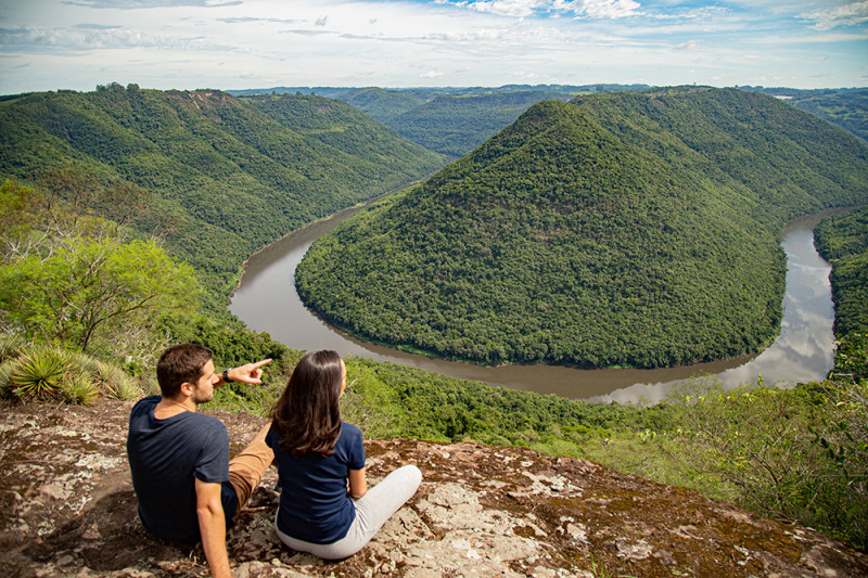 Além de vinícolas, boa comida e histórias, novo roteiro da serra gaúcha tem belas paisagens naturais, como a vista para o Rio das Antas