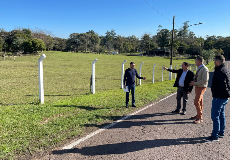 Área do futuro atacarejo é no acesso à cidade; prefeito, secretário e o corretor do grupo foram ao local