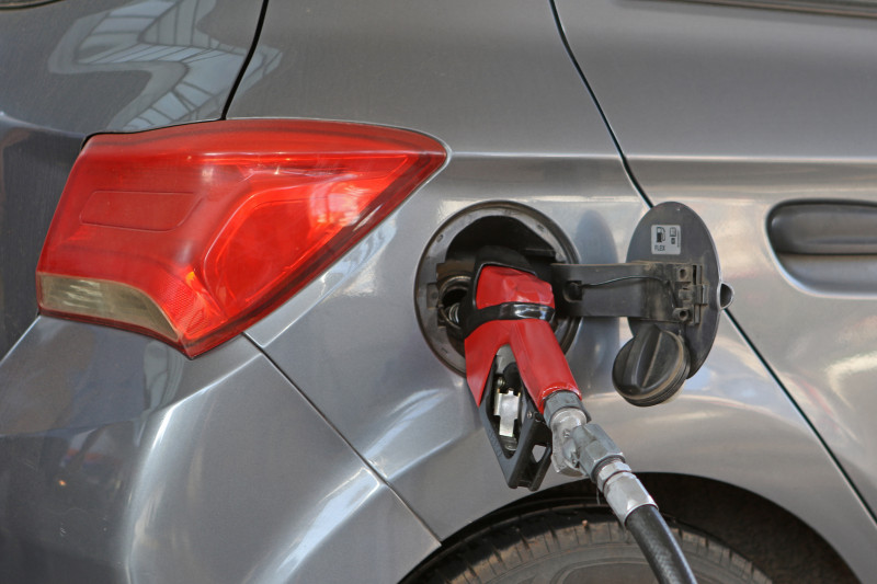 O preço da gasolina vendida às distribuidoras será reduzido em R$ 0,20 por litro