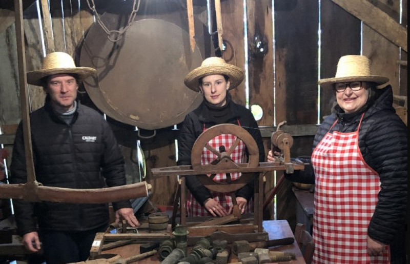 Tiago, Mônica e Fátima Caldart no museu que preserva heranças da família