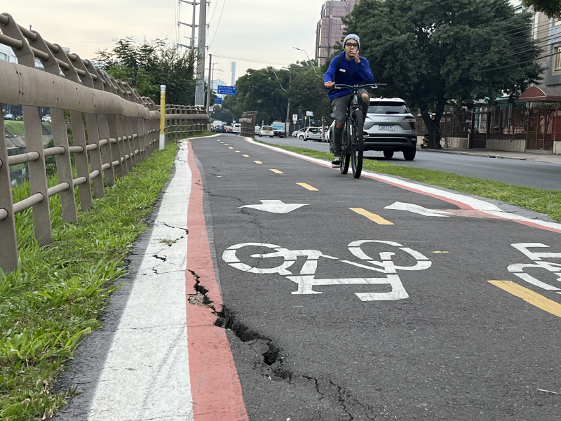 {'nm_midia_inter_thumb1':'https://www.jornaldocomercio.com/_midias/jpg/2022/07/04/206x137/1_img_3094-9677072.jpg', 'id_midia_tipo':'2', 'id_tetag_galer':'', 'id_midia':'62c2d9bb11b6e', 'cd_midia':9677072, 'ds_midia_link': 'https://www.jornaldocomercio.com/_midias/jpg/2022/07/04/img_3094-9677072.jpg', 'ds_midia': 'Geral - mobilidade - ciclovia - avenida Ipiranga - entre rua Santana e São Luis / Ramiro Bacelos - lado sentido Praia de Belas para Pucrs (centro-bairro) - rachaduras na pista - infraestrutura - ciclistas - transportes', 'ds_midia_credi': 'PATRÍCIA COMUNELLO/ESPECIAL/JC', 'ds_midia_titlo': 'Geral - mobilidade - ciclovia - avenida Ipiranga - entre rua Santana e São Luis / Ramiro Bacelos - lado sentido Praia de Belas para Pucrs (centro-bairro) - rachaduras na pista - infraestrutura - ciclistas - transportes', 'cd_tetag': '1', 'cd_midia_w': '800', 'cd_midia_h': '600', 'align': 'Left'}