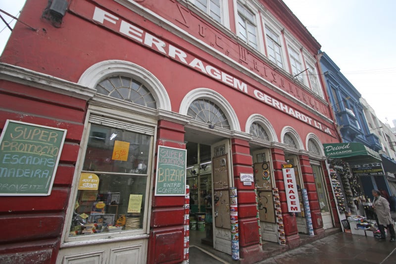 {'nm_midia_inter_thumb1':'https://www.jornaldocomercio.com/_midias/jpg/2022/07/04/206x137/1_lp_040722___ferragem__1_-9677159.jpg', 'id_midia_tipo':'2', 'id_tetag_galer':'', 'id_midia':'62c2e57ead4e1', 'cd_midia':9677159, 'ds_midia_link': 'https://www.jornaldocomercio.com/_midias/jpg/2022/07/04/lp_040722___ferragem__1_-9677159.jpg', 'ds_midia': 'Fotos da fachada da ferragem Gerhartd que funciona no Centro Histórico de Porto Alegre há 97 anos.', 'ds_midia_credi': 'Luiza Prado/JC', 'ds_midia_titlo': 'Fotos da fachada da ferragem Gerhartd que funciona no Centro Histórico de Porto Alegre há 97 anos.', 'cd_tetag': '1', 'cd_midia_w': '800', 'cd_midia_h': '533', 'align': 'Left'}