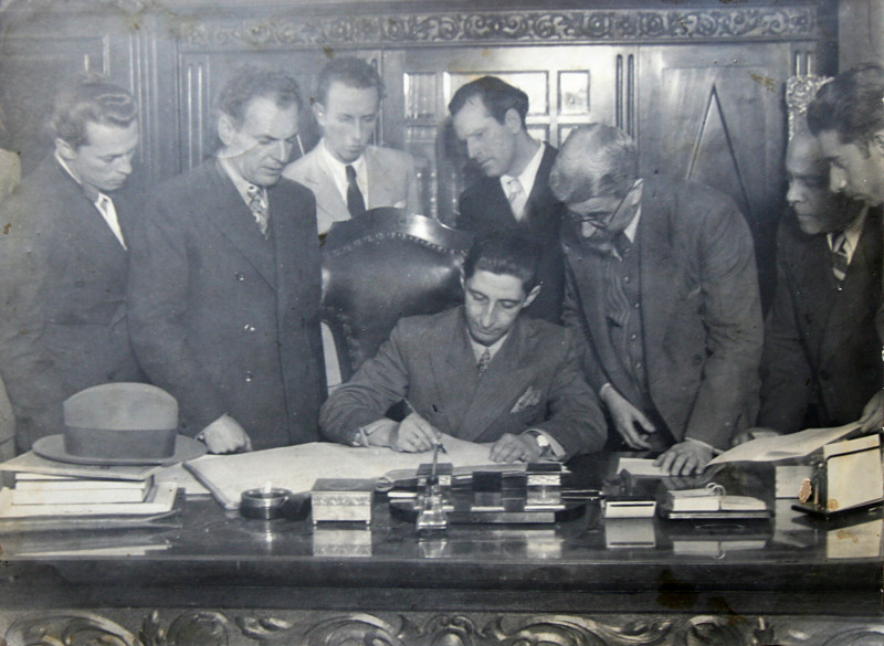 Na foto, Azambuja assinando o livrão do Partido Republicano; jurista teve importante papel nas disputas da época 