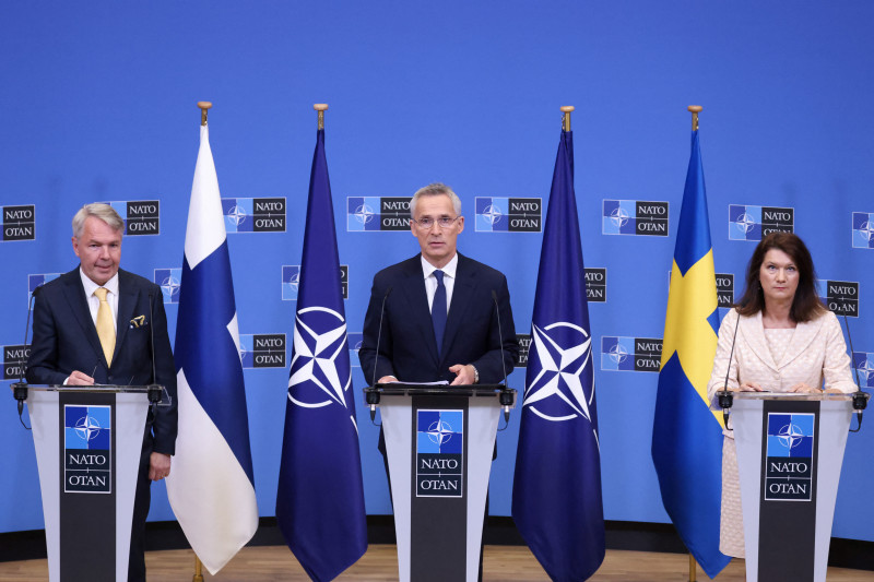 Stoltenberg recebeu Haavisto (e), da Finlândia, e Linde (d), da Suécia