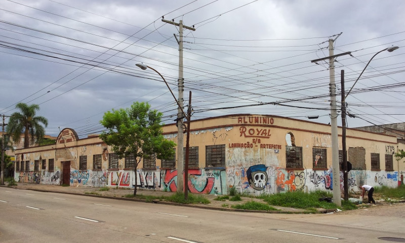 {'nm_midia_inter_thumb1':'https://www.jornaldocomercio.com/_midias/jpg/2022/07/06/206x137/1_predio_royal_onde_tem_agora_unisuper-9680649.jpg', 'id_midia_tipo':'2', 'id_tetag_galer':'', 'id_midia':'62c5fa17c578a', 'cd_midia':9680649, 'ds_midia_link': 'https://www.jornaldocomercio.com/_midias/jpg/2022/07/06/predio_royal_onde_tem_agora_unisuper-9680649.jpg', 'ds_midia': 'Minuto Varejo - prédio histórico - que virou supermercado da rede Unisuper - em Porto Alegre  - Quarto Distrito - antigo Alumínios Royal S/A  Dentro da sequência de prédios abandonados de Porto Alegre apresento outro 