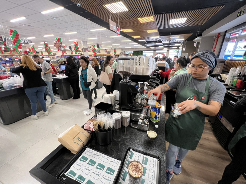 Operação da cafeteria fica bem na entrada do supermercado e vira opção para atrair fluxo