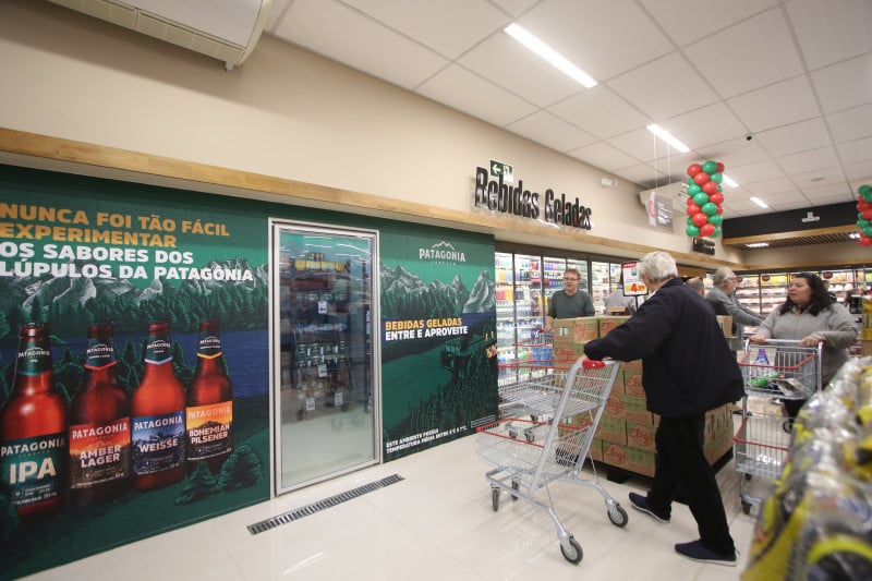 {'nm_midia_inter_thumb1':'https://www.jornaldocomercio.com/_midias/jpg/2022/07/07/206x137/1_lp_070722___unisuper__22_-9681535.jpg', 'id_midia_tipo':'2', 'id_tetag_galer':'', 'id_midia':'62c704d87b44b', 'cd_midia':9681535, 'ds_midia_link': 'https://www.jornaldocomercio.com/_midias/jpg/2022/07/07/lp_070722___unisuper__22_-9681535.jpg', 'ds_midia': 'Abertura de loja da Unisuper no quarto distrito - supermercado - compras   ', 'ds_midia_credi': 'Luiza Prado/JC', 'ds_midia_titlo': 'Abertura de loja da Unisuper no quarto distrito - supermercado - compras   ', 'cd_tetag': '1', 'cd_midia_w': '800', 'cd_midia_h': '533', 'align': 'Left'}