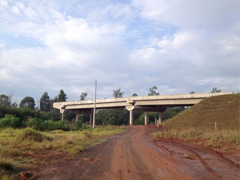 Viaduto de acesso à rodovia desembocaria na entrada ao novo condomínio