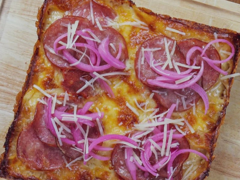 A Ennio's Pizza aposta do estilo de Detroit, com formato retangular e bordas altas  Foto: INSTAGRAM/REPRODU&Ccedil;&Atilde;O/JC