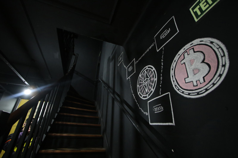 O espa&ccedil;o conta com diversas decora&ccedil;&otilde;es tem&aacute;ticas do universo cripto
 Foto: Luiza Prado/JC